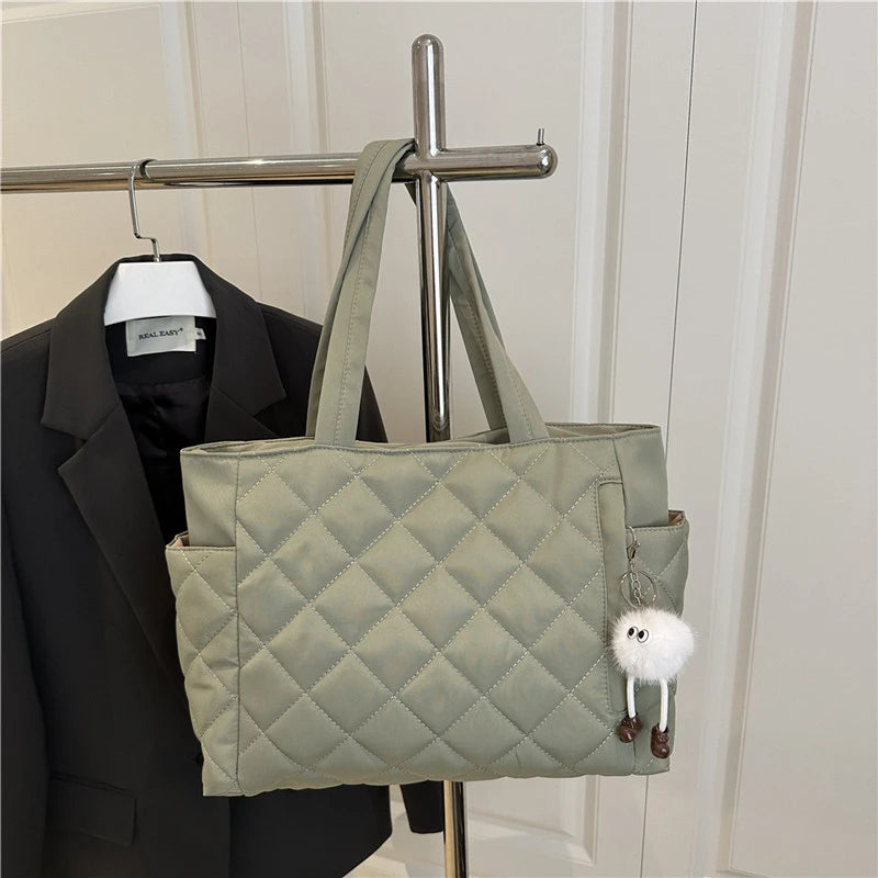 Fashionable Quilted Tote Bag with Cute Plush Bag Decoration, Autumn Leisure Large Capacity Handbag Daily Commuting Shoulder Bag