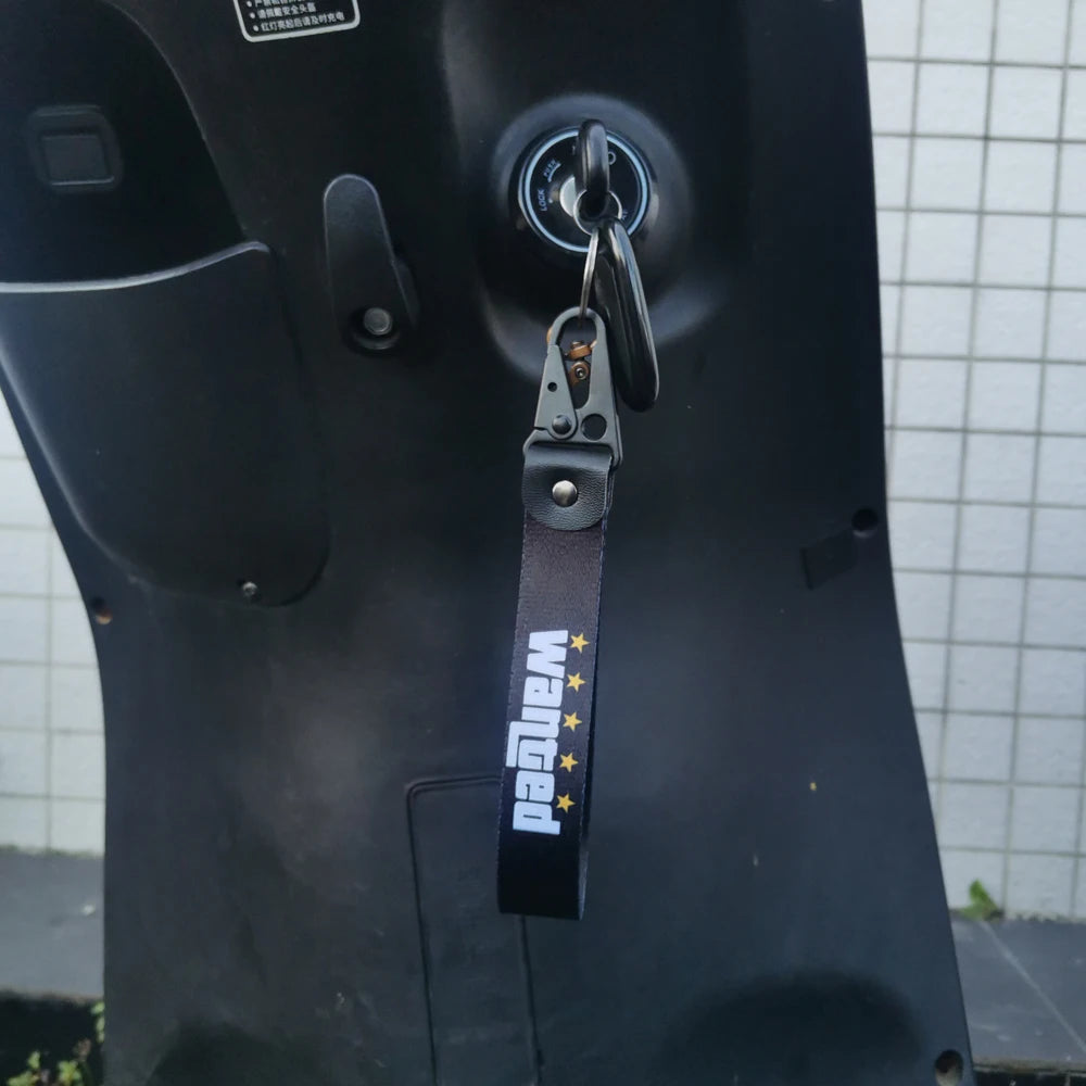 JDM Style Car Keychain Hokkaido Gift Keyring Auto Motorcycle Wanted Key Steel Spring Clip Key Starp Key Pendant Accessories