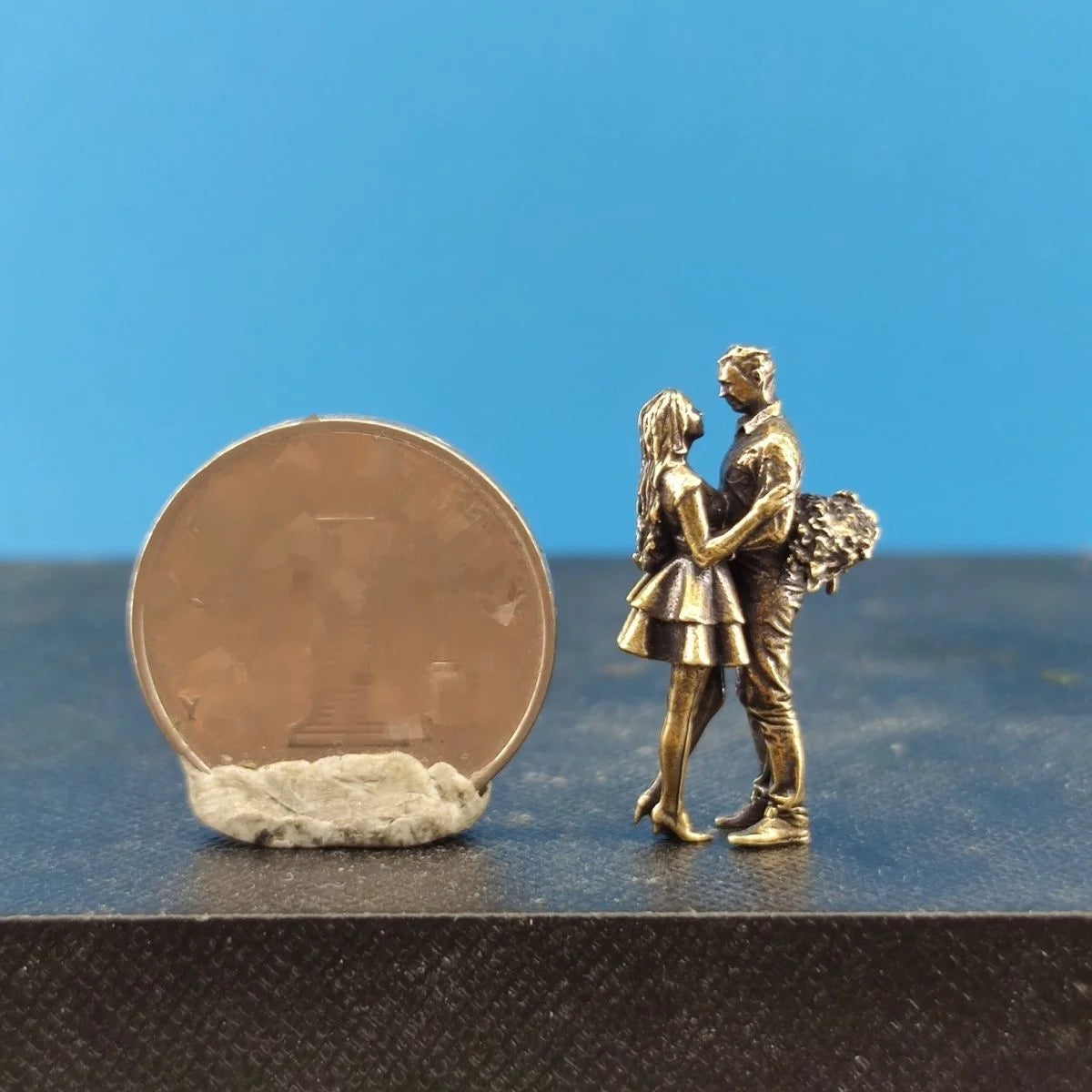 2.9cm Antique Brass Timeless Love Sculpture Couple with Flowers Miniature for Terrariums, Romantic Desk Decor & Collectible