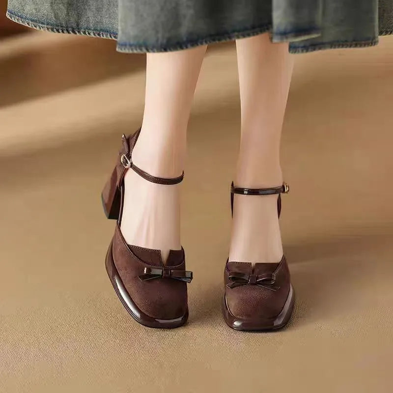 High-end retro one-piece strap high-heeled shoes - 2026 summer new fashion ladies' bow-shaped square-toe chunky heel sandals