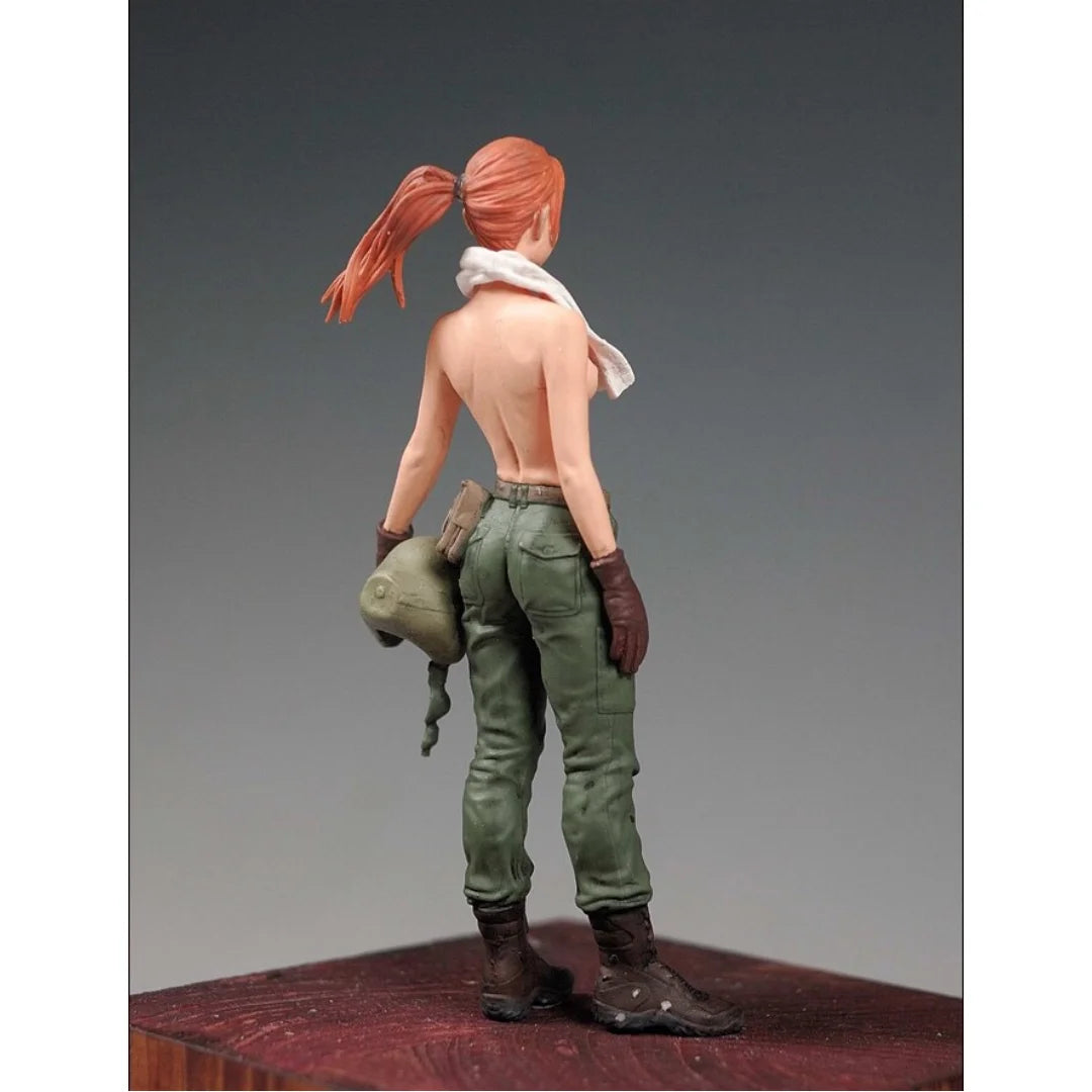 1/20 resin soldier model GK female pilot  Unassembled and unpainted DIY kit  652