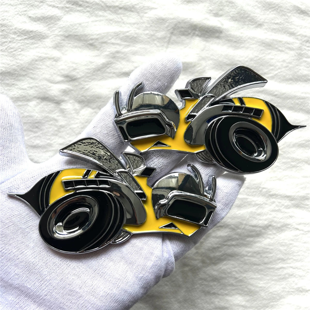 Metal yellow honey bee car logo is suitable for car sticker decal decorative accessories at the rear of the trunk of the car
