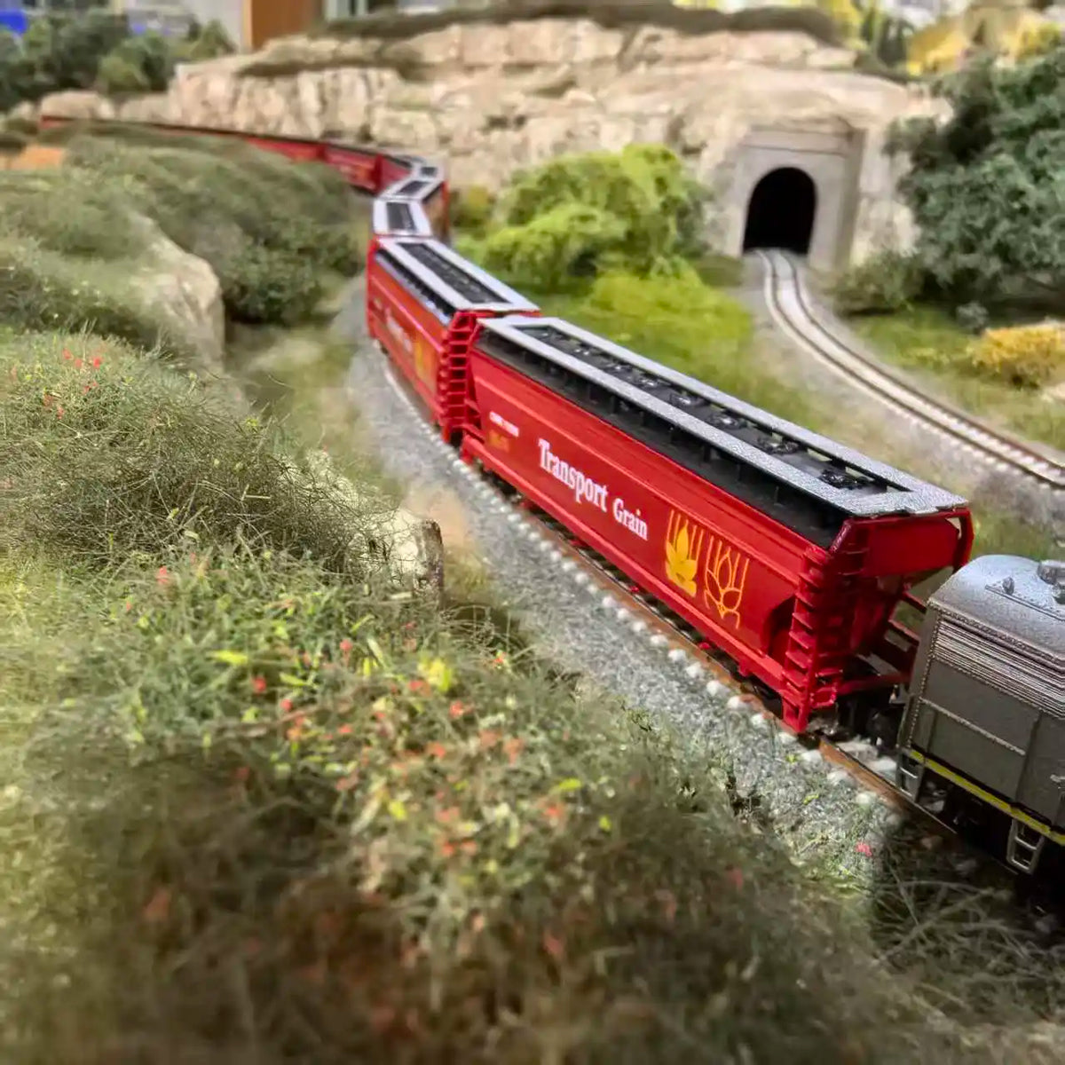 N Scale 1:160 Grain Transport Train Model Metal Wheels Train Carriage Model Adult Classic Collection Sand Table Static Display