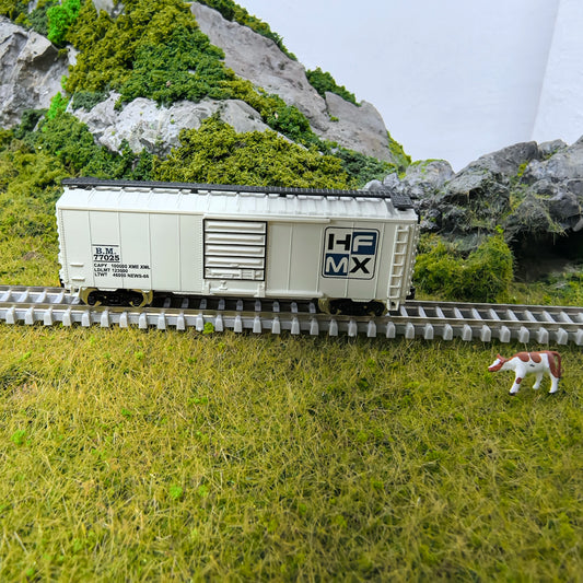 1:160 N Scale White Refrigerated Compartment Train Model, Compatible with Standard Track for Railway Diorama & Collector Disp