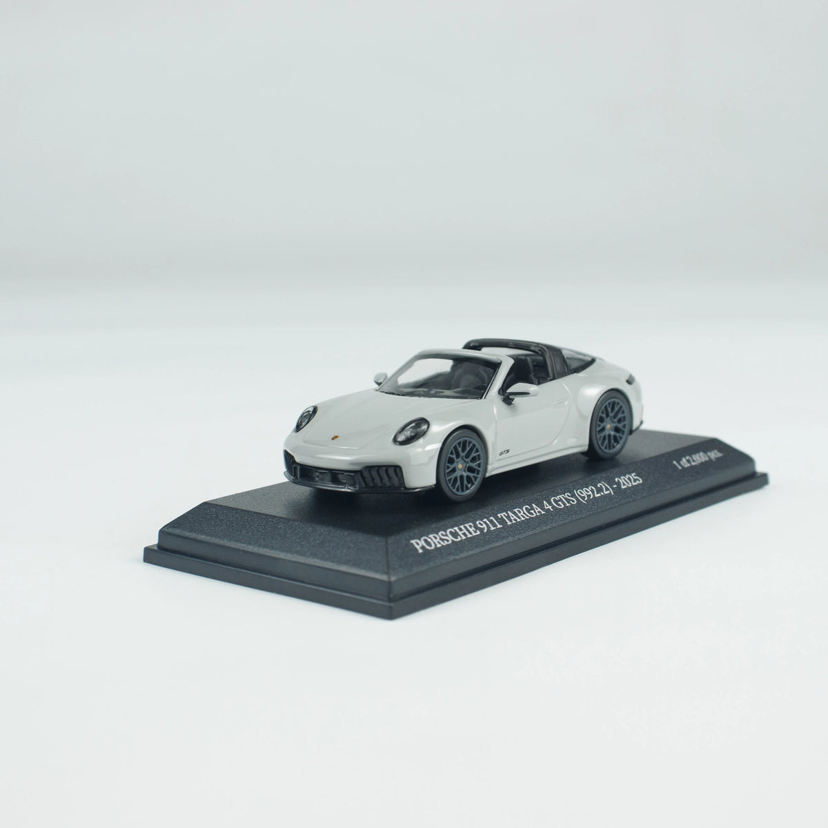 MINICHAMPS 1:64 911 (992.2) TARGA 4 GTS -2025- A realistic alloy car model for static display, boys' toy, adult collection piece