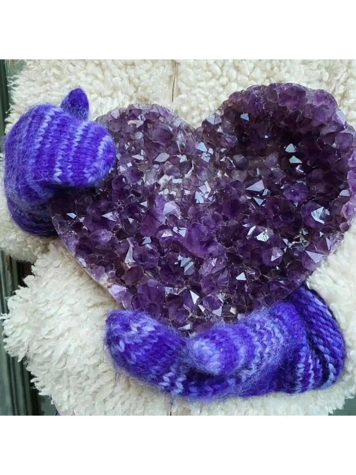 Brazilian Deep Amethyst Cluster Love is used to relieve stress, attract peach blossom luck, and give gifts for the school season