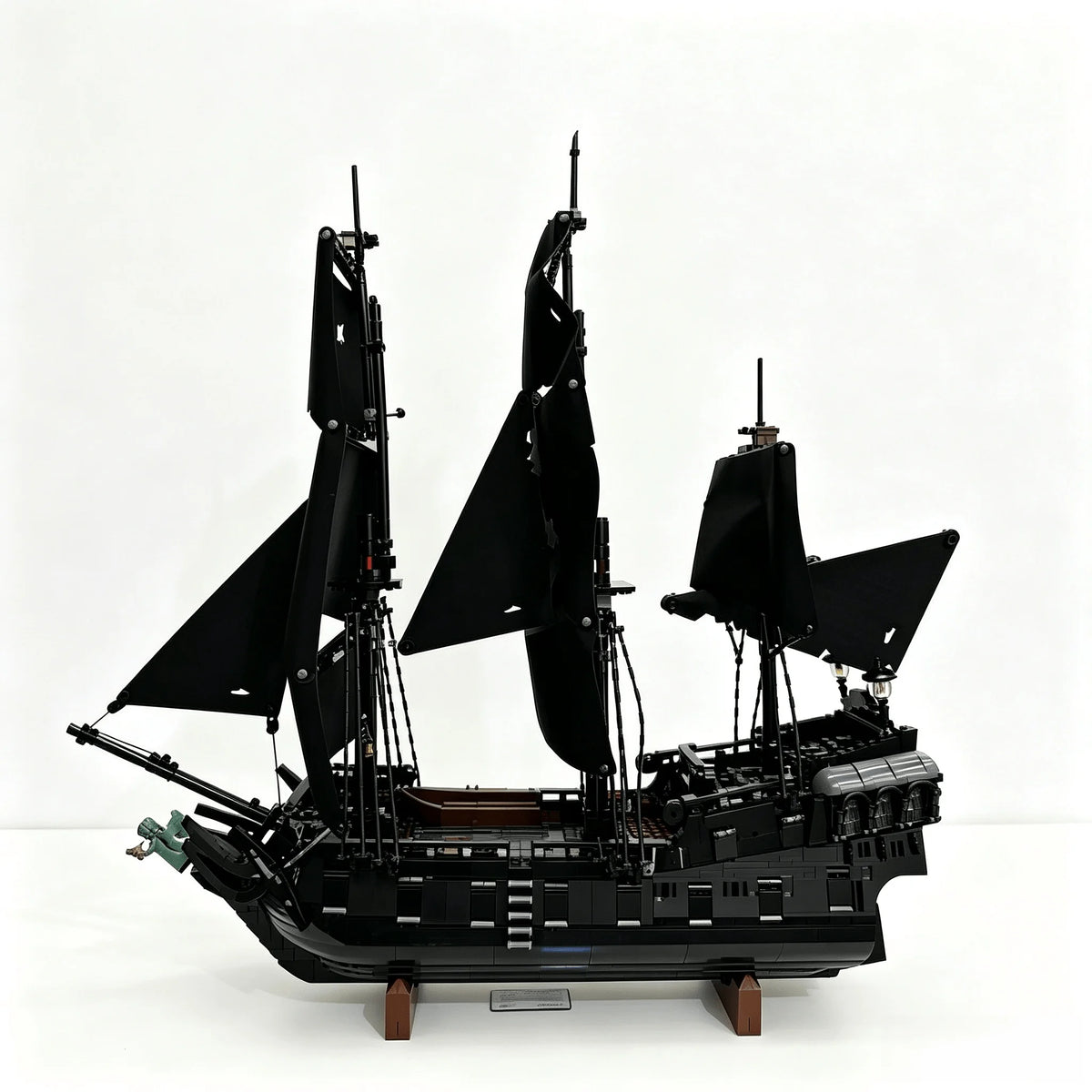 Ready Stock 2862Pcs Pirate Ship Building Blocks Set with 9 Minifigures, Home Decor Ornament Model, Holiday Gift