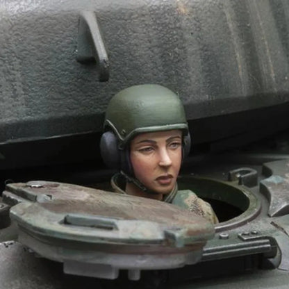 1/16 Die-casting resin figure model assembly kit unpainted need to assemble Russian tank female soldier three-person model