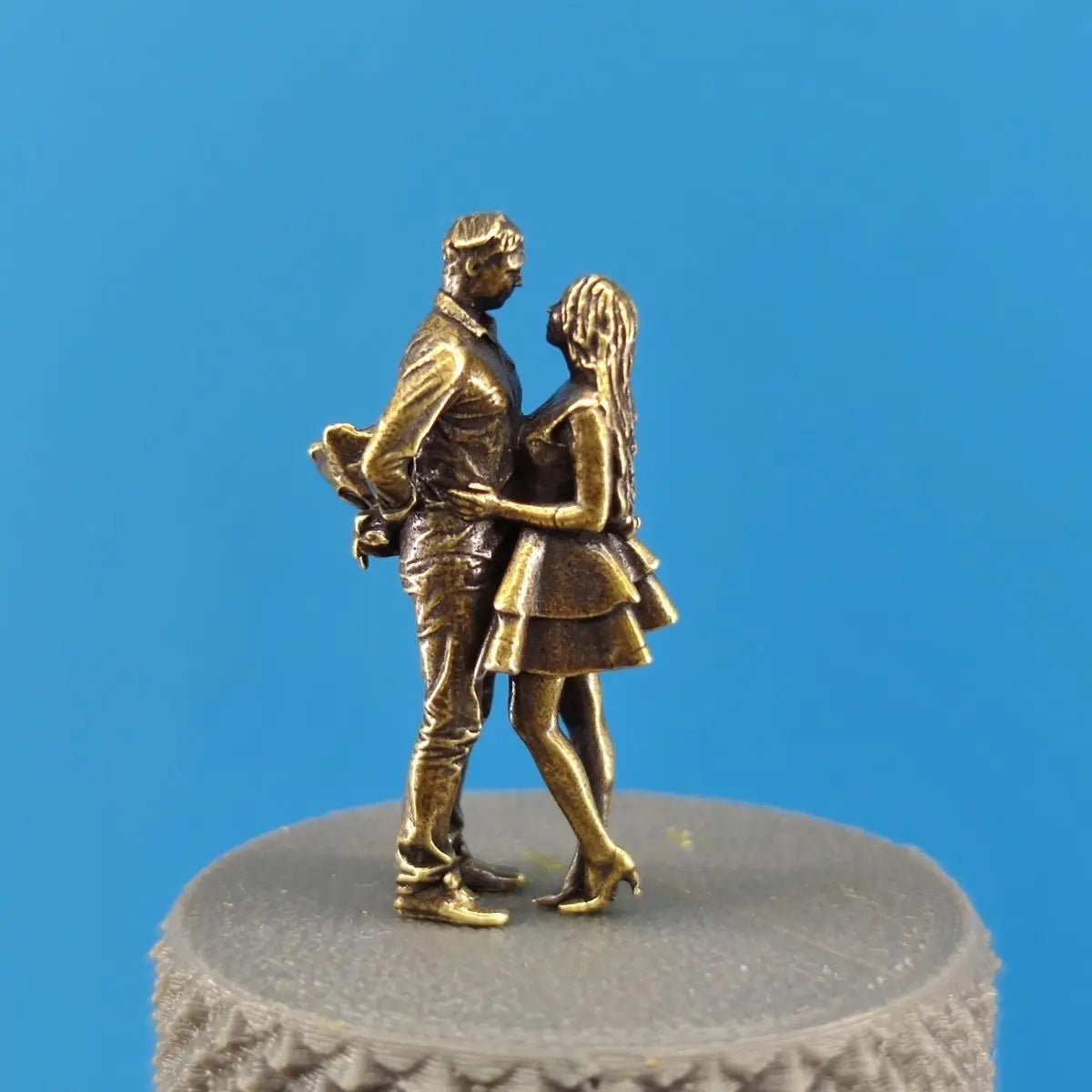 2.9cm Antique Brass Timeless Love Sculpture Couple with Flowers Miniature for Terrariums, Romantic Desk Decor & Collectible