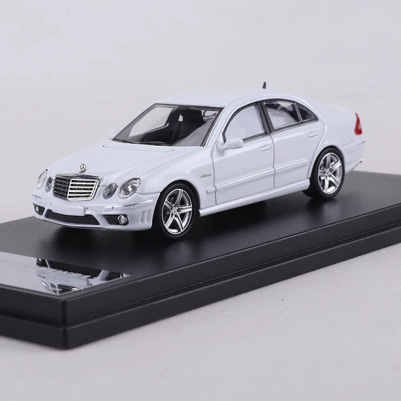 King Model 1:64 E63 AMG W211 Die-cast alloy simulation car model toy collection display piece
