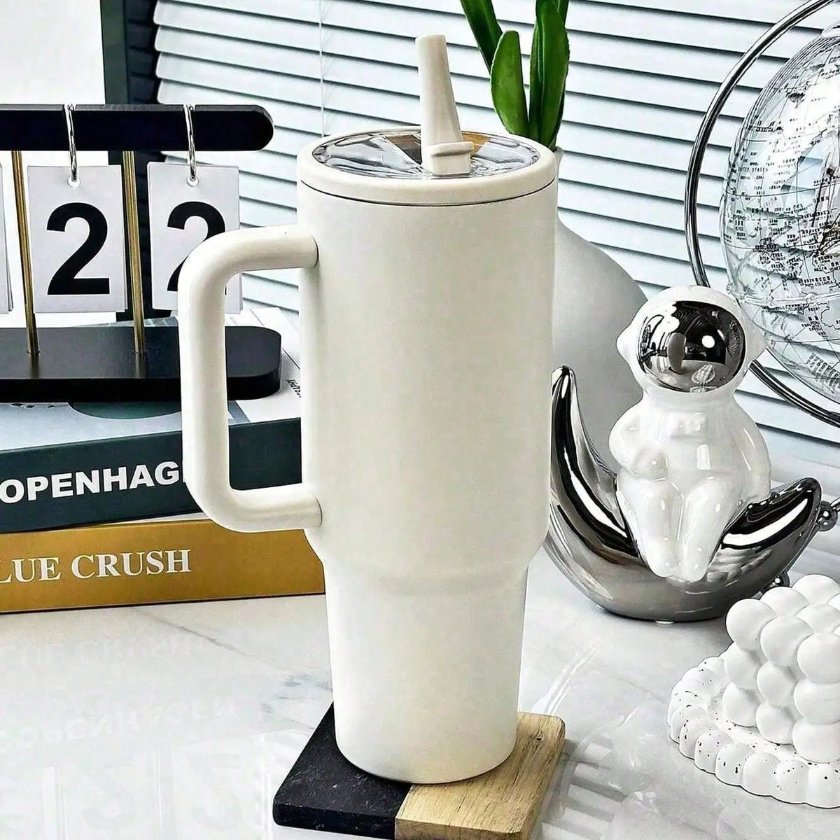 Large Capacity Car Insulated Water Bottle 40oz Leak-Proof Stainless Steel Travel Cup with Lid Straw Handle for Hot and Cold Drinks
