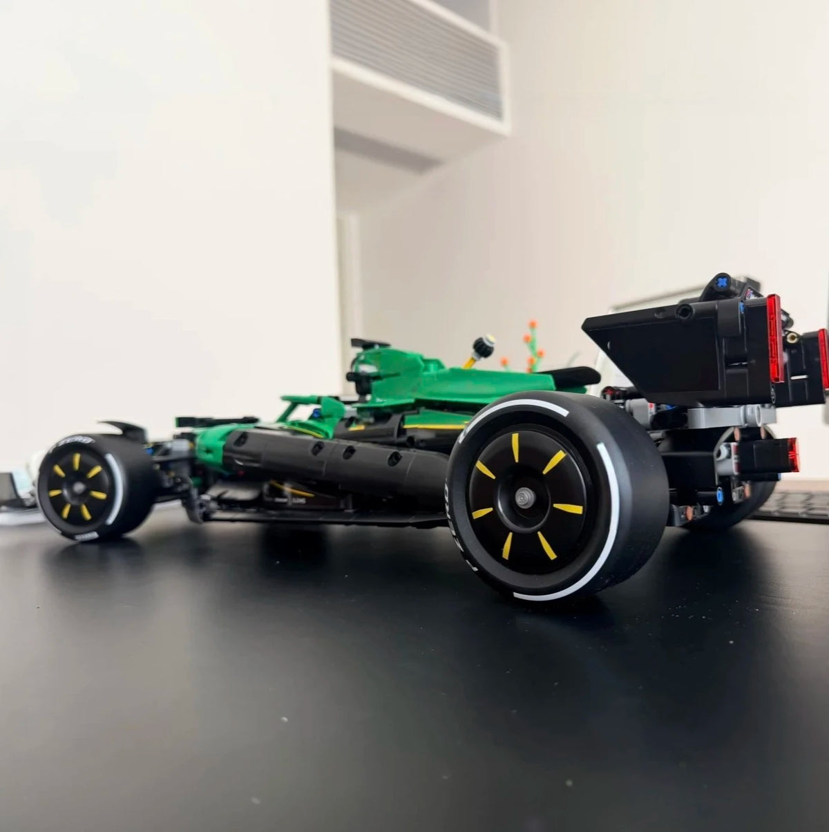 2026 New Hot Toys 1547pcs Track Racing Driver Racing Aramco Car Car Building Blocks Puzzle Model Birthday Ornament Gifts