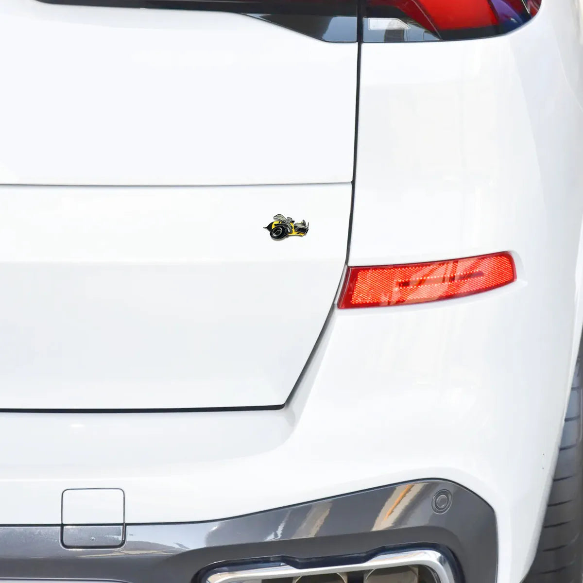 Metal yellow honey bee car logo is suitable for car sticker decal decorative accessories at the rear of the trunk of the car