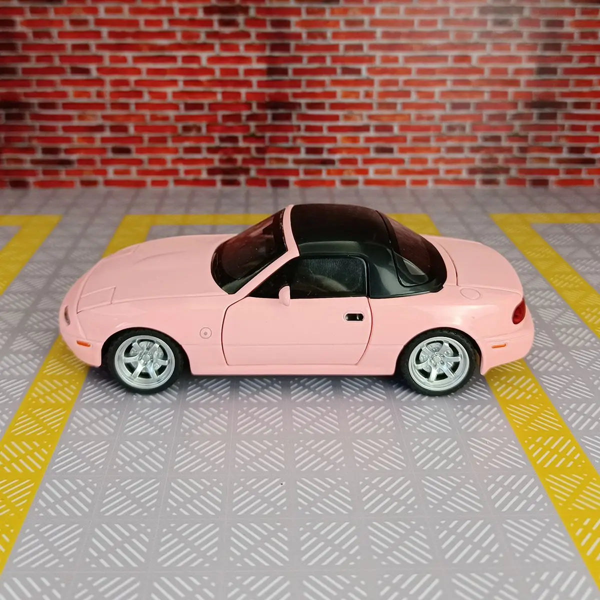 1:32 Mazda MX5 Supercar Alloy Die Cast Toy Car Model Sound and Light Pull Back Toy Collectibles Birthday gift