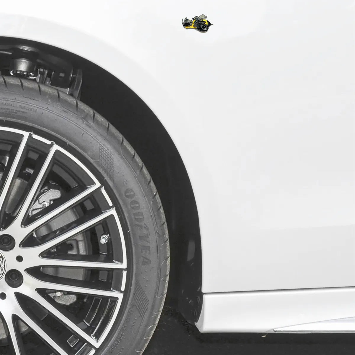 Metal yellow honey bee car logo is suitable for car sticker decal decorative accessories at the rear of the trunk of the car