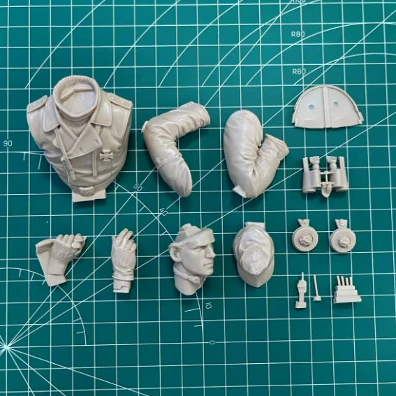 1/10 Resin Bust Assembled Model Kit History Hobby Miniature Panzer Officer WWII Unassembled and Unpainted Diorama