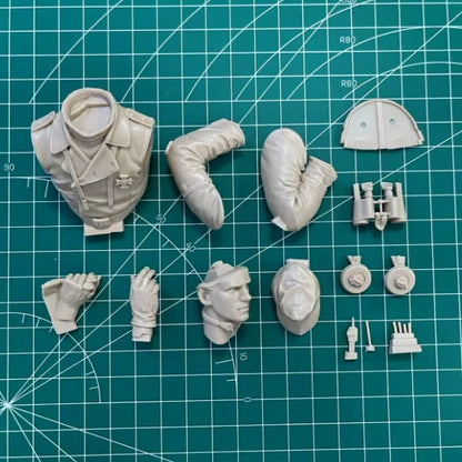 1/10 Resin Bust Assembled Model Kit History Hobby Miniature Panzer Officer WWII Unassembled and Unpainted Diorama