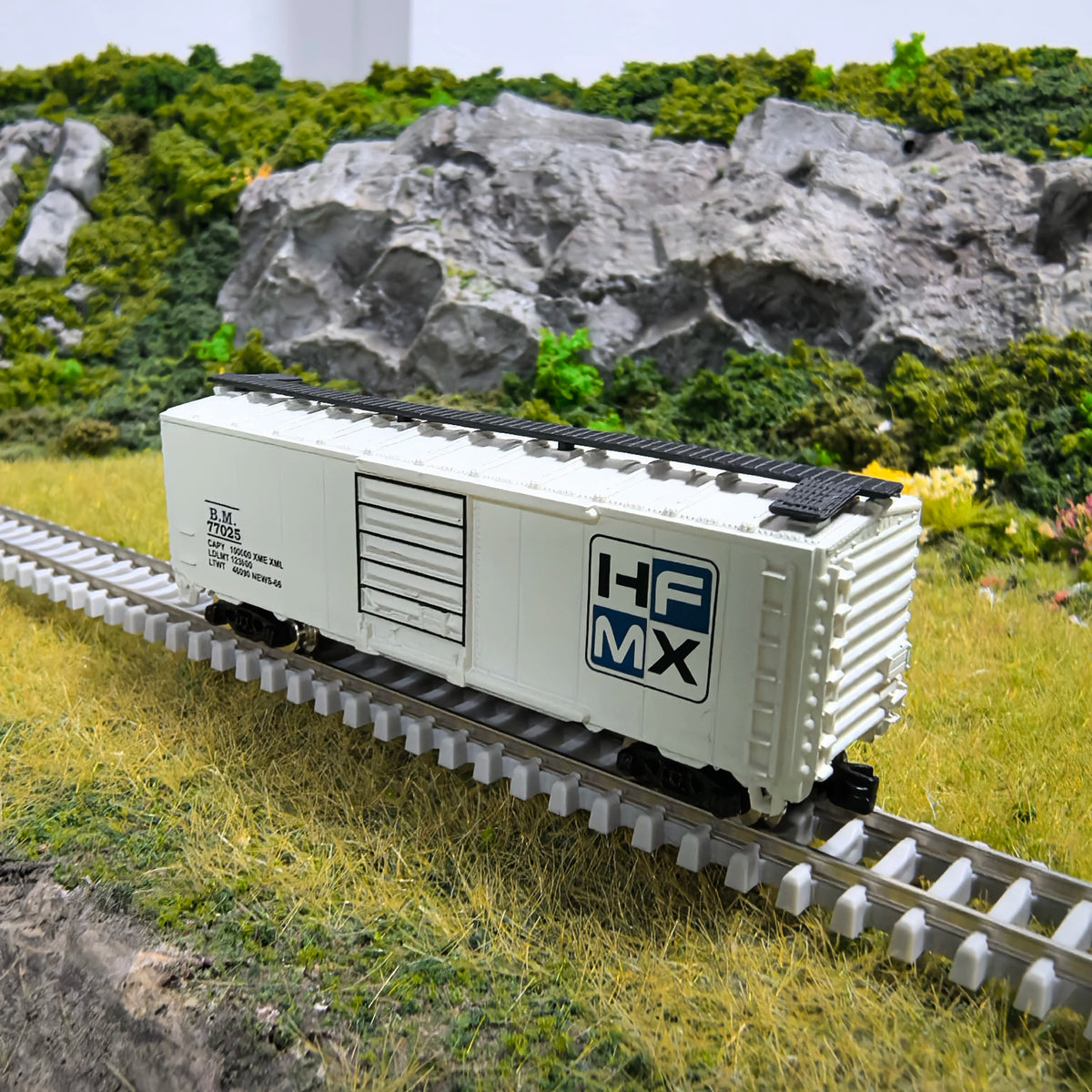 1:160 N Scale White Refrigerated Compartment Train Model, Compatible with Standard Track for Railway Diorama & Collector Disp