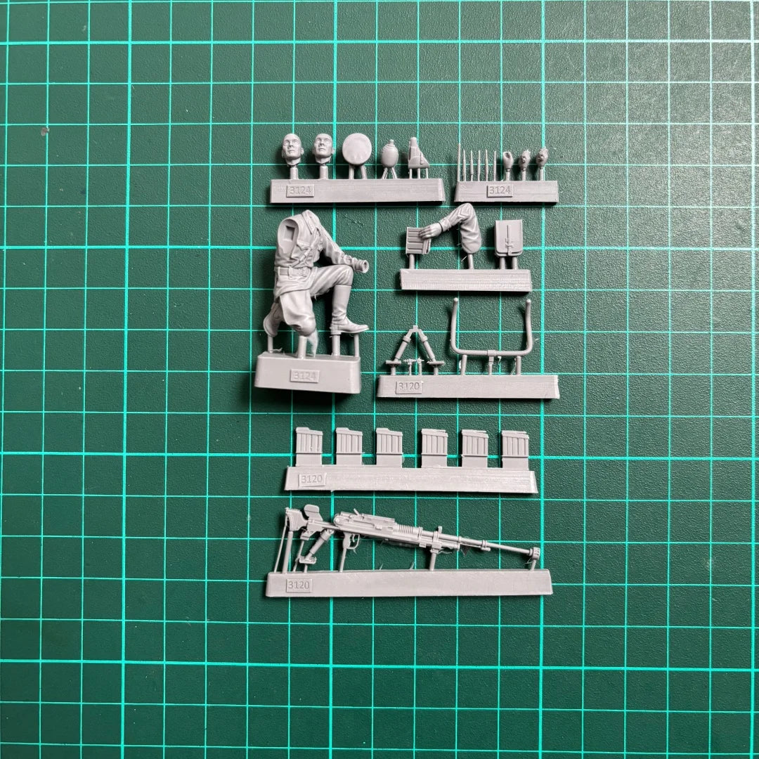 1/35scale resin unpainted model kit, featuring a Red Army major holding a captured tank rifle, unassembled and unpainted GKBK574