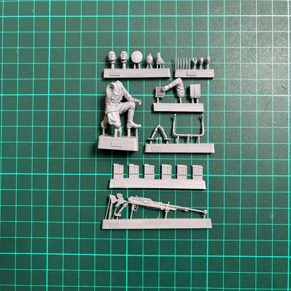 1/35scale resin unpainted model kit, featuring a Red Army major holding a captured tank rifle, unassembled and unpainted GKBK574