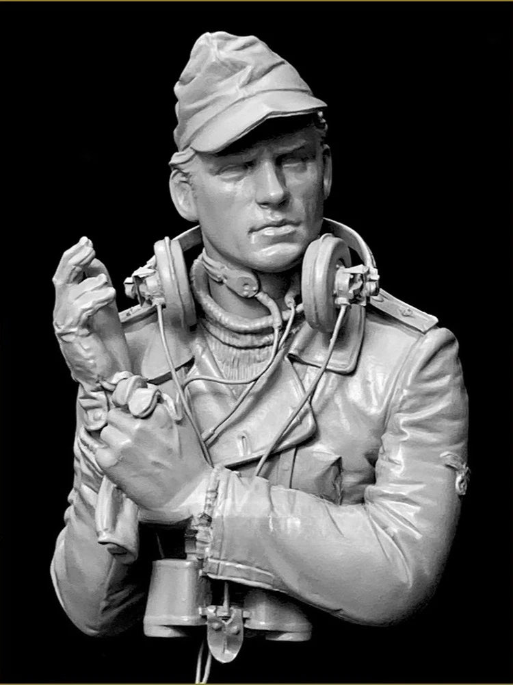 1/10 Resin Bust Assembled Model Kit History Hobby Miniature Panzer Officer WWII Unassembled and Unpainted Diorama
