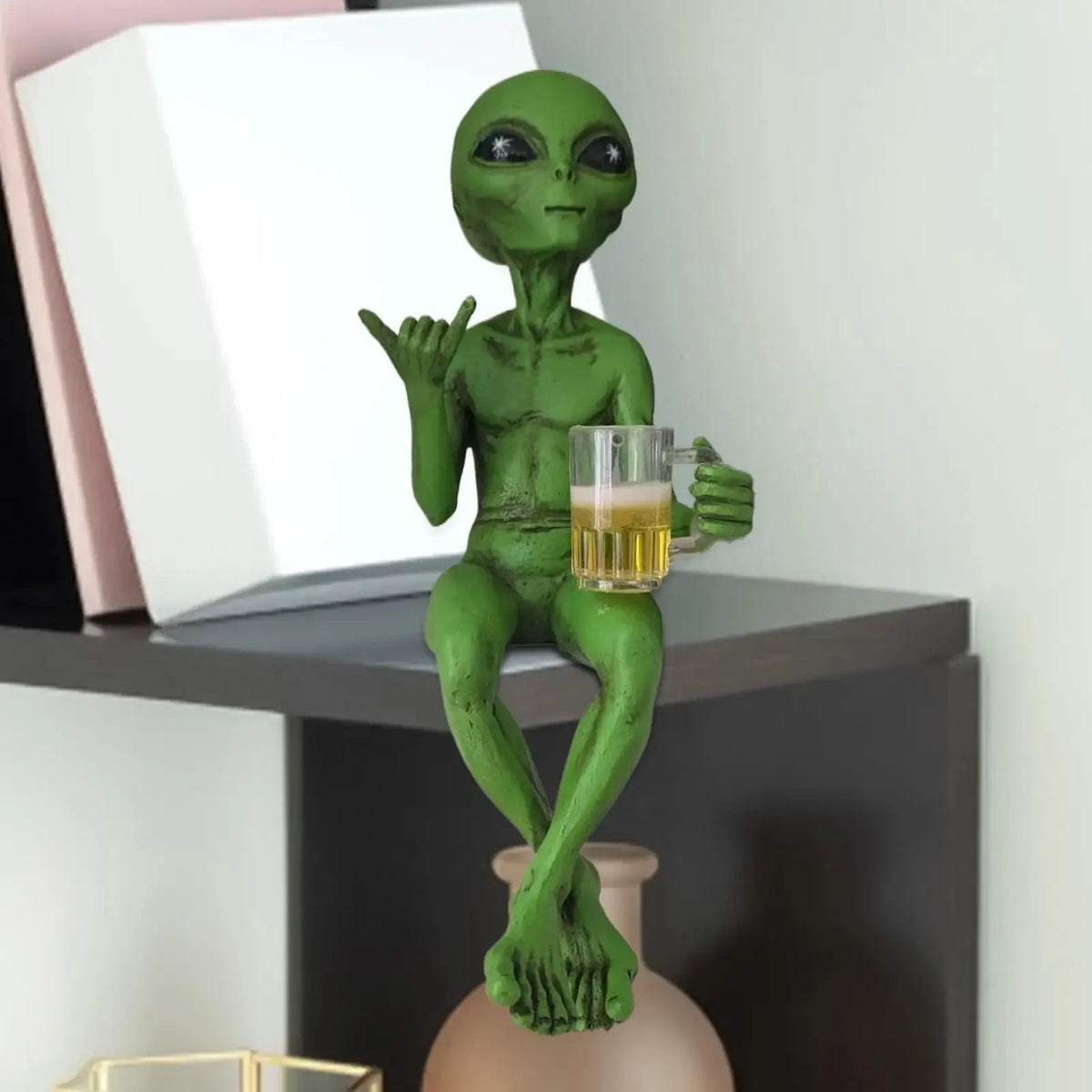 -Alien Statue Drinking Beer Alien Sculpture Resin Craft Novelty Funny Desktop Decoration Bookshelf Office Desktop Garden Decor