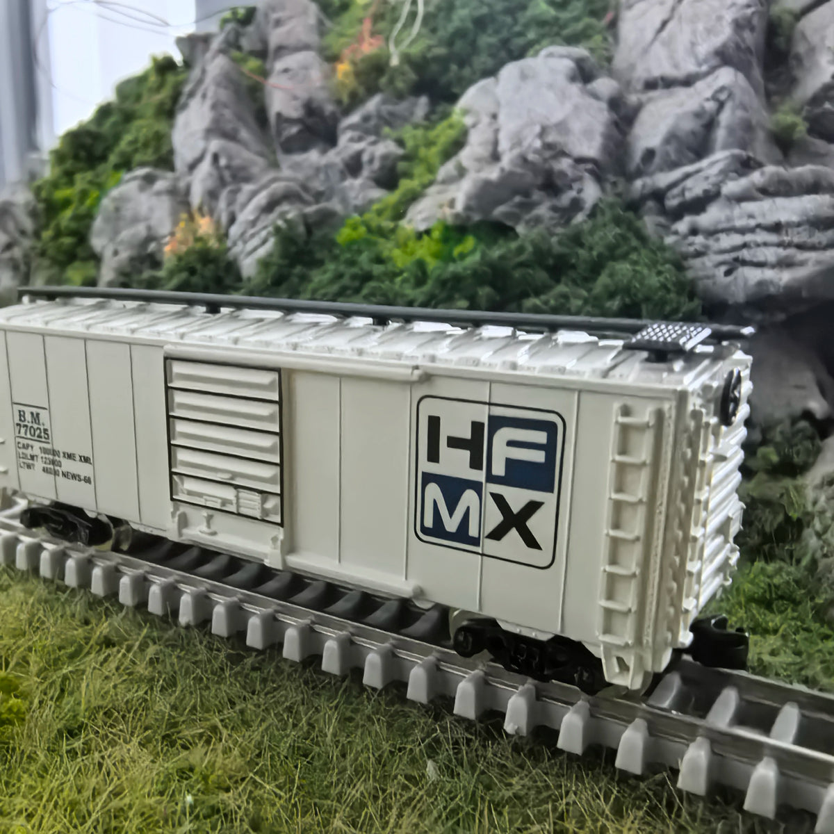 1:160 N Scale White Refrigerated Compartment Train Model, Compatible with Standard Track for Railway Diorama & Collector Disp