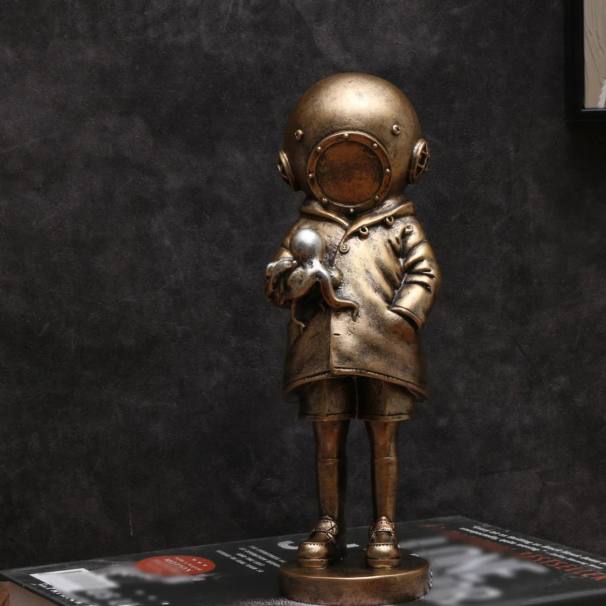 1pcs Creative Bronze Banksy DeepSea Decoration, Doodle Master Diver Loneliness & Communication Sculpture Decoration, Home Livin
