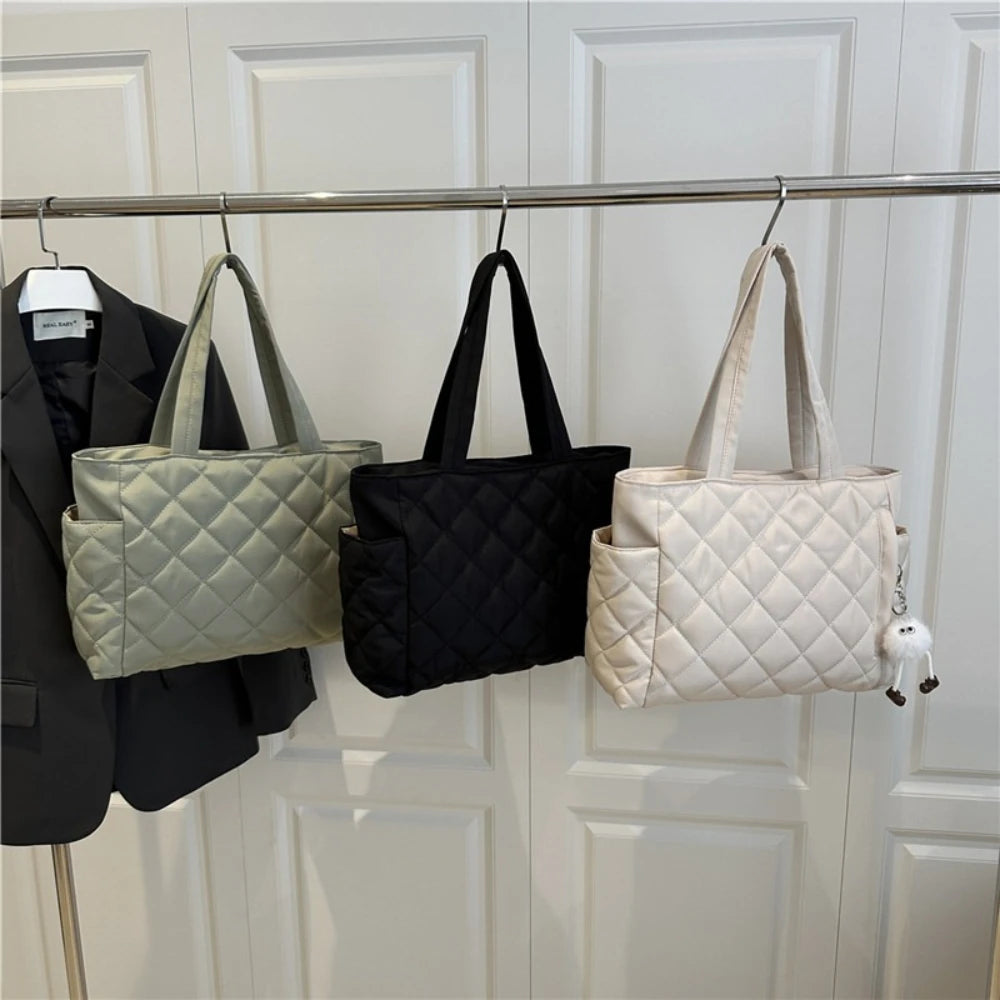 Fashionable Quilted Tote Bag with Cute Plush Bag Decoration, Autumn Leisure Large Capacity Handbag Daily Commuting Shoulder Bag