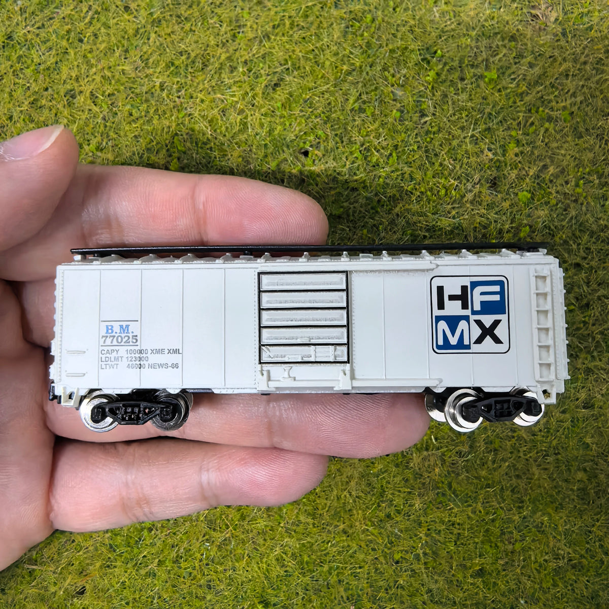 1:160 N Scale White Refrigerated Compartment Train Model, Compatible with Standard Track for Railway Diorama & Collector Disp