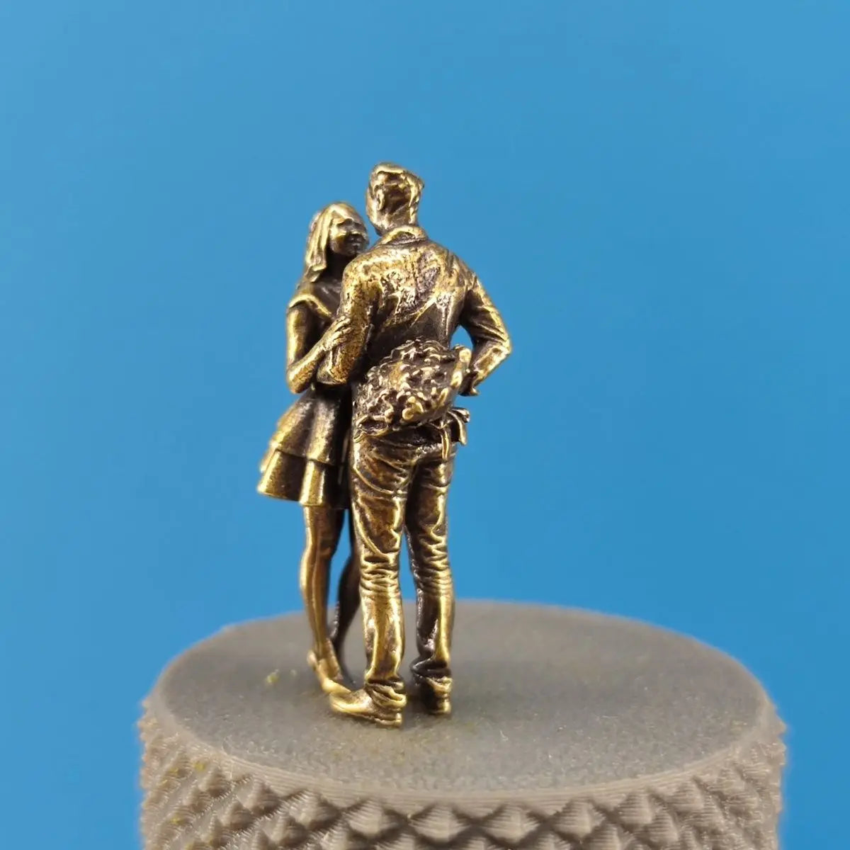 2.9cm Antique Brass Timeless Love Sculpture Couple with Flowers Miniature for Terrariums, Romantic Desk Decor & Collectible